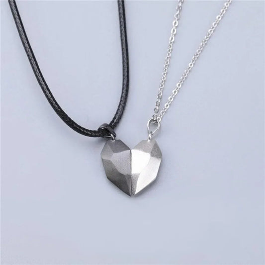 2Pcs/Set Fashion Couple Heart Magnetic Necklace – Matching Pendant Set for Weddings & Anniversaries